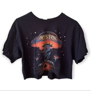 CROPPED BOSTON ROCK BAND CONCERT TOUR T-SHIRT CLASSIC SPACE SHIP -MEDIUM (MEN’s)